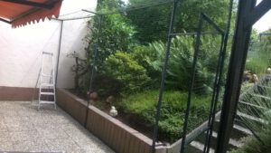 Gartenterrasse mit Katzennetz und Überkletterschutz