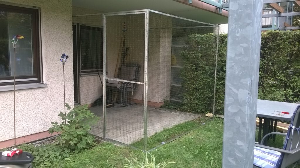 Katzenfreigehege mit Tür